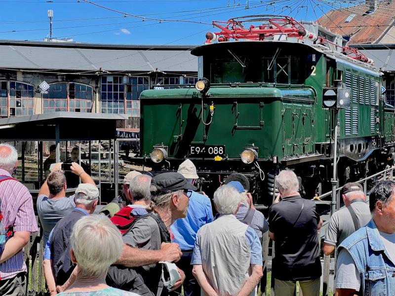 Ein Treffen berühmter „Krokodil-Lokomotiven“ lockt am Samstag und Sonntag, 24. und 25. Juni in den Bahnpark Augsburg. Große und kleine Eisenbahnfreunde können am Sonntag zudem aus dem Großraum München stilecht mit dem historischen „Krokodil-Express“ anreisen.