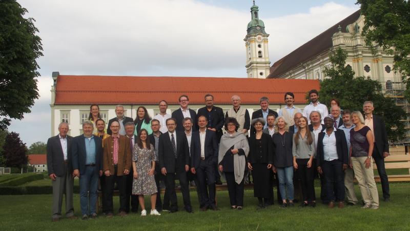 Ein Großteil der Stadtratsmitglieder fand sich kurz vor der Vereidigung des neuen Oberbürgermeisters Christian Götz (BBV) und der neuen Stadträtin Elisabeth Lang (BBV) zum Fototermin auf dem Klosterareal ein