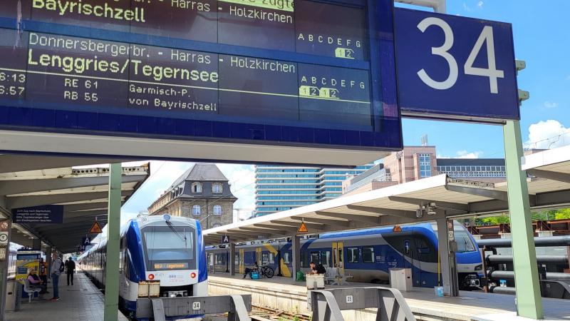 Rund 300 Handgepäckdiebstähle registrierte die Bundespolizei im Zuständigkeitsbereich Münchner Bahnanlagen im Jahr 2022. Nun konnte ein aktueller Handtaschendiebstahl vom Dienstag (27. Juni) innerhalb weniger Stunden Dank Videoaufzeichnung und Erinnerung einer Beamtin an eine andere Straftat aufgeklärt werden.