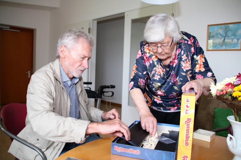 Die Folgen der Energiekrise und die Inflation sind für alle spürbar. Aber einen Personenkreis treffen gestiegene Preisen für Lebensmittel und Heizung besonders hart: arme und alte Menschen. Auch bei den Tafeln gehen die Lebensmittelspenden zurück, obwohl gleichzeitig immer mehr Menschen auf Hilfe angewiesen sind.