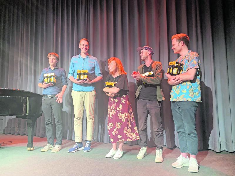 In der zweiten Vorrunde des Paulaner Solo+ Kabarettwettbewerbs 2023 setzten sich Christl Sittenauer und Jonas Greiner durch. Damit qualifizierten sie sich für das Finale am 29. Oktober im Stadtsaal des Veranstaltungsforums. Durch den Abend führte der ehemalige Paulaner Solo-Finalist Florian Wagner mit Chansons und charmanter Moderation.