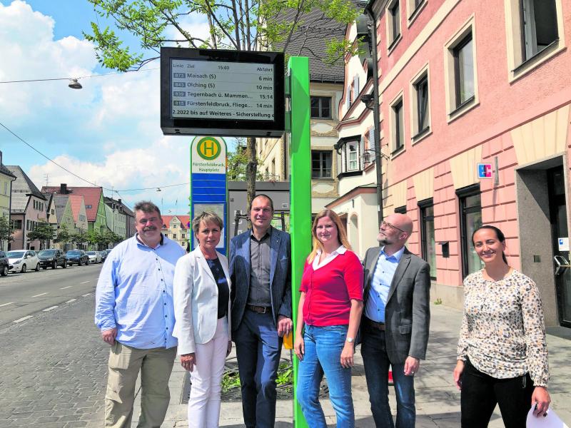 Die Zukunft digitaler Nahverkehr hat im Landkreis Fürstenfeldbruck einen weiteren Meilenstein erreicht: Seit Mitte Februar sind die ersten Bushaltestellen mit Echtzeitdaten über ein Dynamisches Fahrgast-Informationssystem (DFI) für den Regionalbusverkehr im MVV-Verbundraum ausgestattet worden.