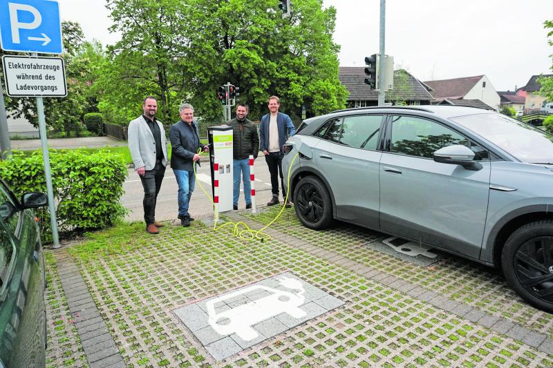 - Besitzer von Elektrofahrzeugen können jetzt in Alling an drei zentralen Standorten Strom tanken: am Parkplatz am Bürgerhaus, in der Hoflacher Straße (Beim Nussfeld) und am Parkplatz der Sporthalle hat die Gemeinde in Kooperation mit der Energie Südbayern (ESB) Ladesäulen errichtet.