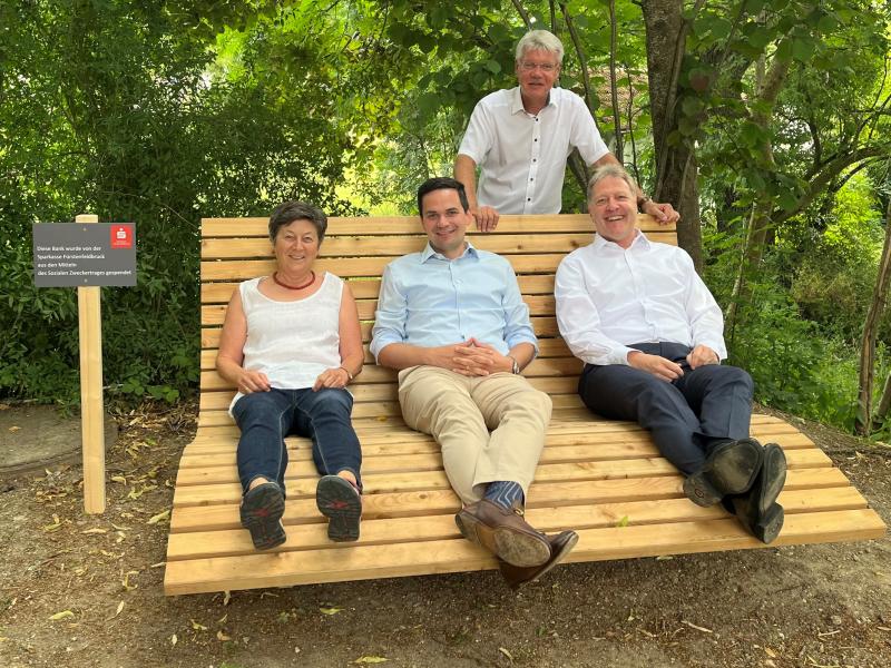 - Vermutlich jeder hat entlang von Spazierwegen oder in Parkanlagen schon irgendwo ein sogenanntes „Waldsofa“ gesehen. Auf Anregung aus der Bürgerschaft und finanziert durch die Sparkasse gibt es nun eine solche Sitzgelegenheit auch in Türkenfeld.