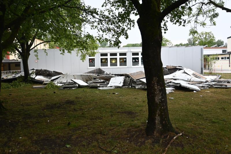 Starke Unwetter zogen gestern Abend, wie durch Wetterdienste bereits vorhergesagt, auch über den Zuständigkeitsbereich des Polizeipräsidiums Oberbayern Nord hinweg. Im Zeitraum zwischen 23:20 Uhr und 08:15 Uhr registrierte die Ingolstädter Einsatzzentrale 346 unwetterbedingte Einsätze. Hauptsächlich handelte es sich dabei um umgestürzte Bäume und herabgefallene Äste, die teilweise Fahrbahnen blockierten und geparkte Fahrzeuge beschädigten.