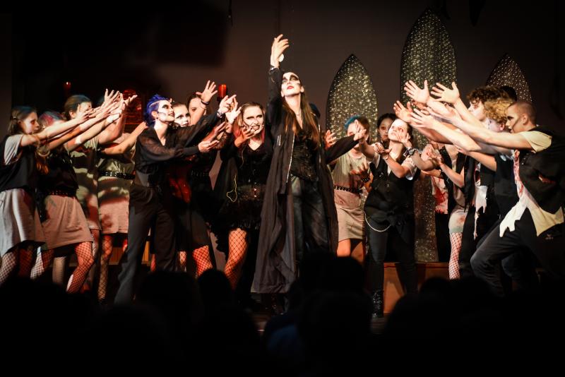 Nach minutenlangem, begeistertem Schlussapplaus und vielen Dankesreden ging am Mittwochabend die sechste und letzte Aufführung des Musicals „Dracula - das Grusical“ von Claus Martin am Gymnasium Gröbenzell zu Ende. „Hurra, wir sind bescheuert“ – diesen Chor der Patienten der Irrenanstalt von Dr. Sewart gaben alle Mitwirkenden am Ende noch einmal voller Elan als Zugabe zum Besten.