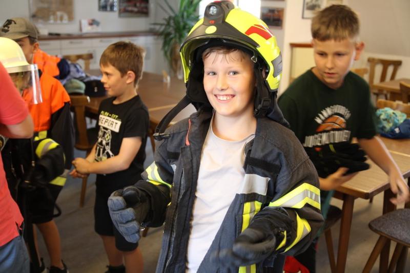 In den vergangenen Tagen hatte die Feuerwehr Maisach die große Freude, Schülerinnen und Schüler der Grundschule sowie Kinder aus den örtlichen Kindergärten im Feuerwehrhaus willkommen zu heißen. 