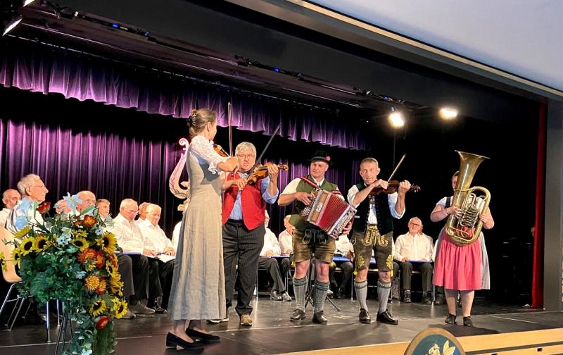 Dass Singen in Gemeinschaft jung wie auch geistig fit hält, steht außer Zweifel. Steht aber einem Chor ein Leiter vor, der durch sein außergewöhnliches Dirigieren musikalische Höchstleistungen aus seinen Sängern herausholt, wird jedes Konzert ein Erfolg. So auch anlässlich des 120sten Geburtstages des „Männerchor Gilching 1903“.