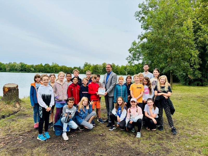 Die Klasse 4b der Grundschule Graßlfing hat Bürgermeister Magg am Olchinger See eine Spende in Höhe von 477 Euro für die Pflanzung neuer Bäume im Rahmen der Aktion „Seebäume“ überreicht. 