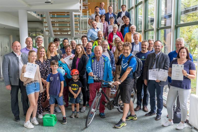 - Trotz der hochsommerlichen Temperaturen wurde in diesem Jahr im Landkreis Starnberg so fleißig in die Pedale getreten wie nie zuvor: In den drei Wochen vom 18. Juni bis 8. Juli sind die Bürgerinnen und Bürger im Rahmen des STAdtradeln und Schulradeln insgesamt rund 929.000 Kilometer geradelt und haben damit ein Rekordergebnis erzielt. 