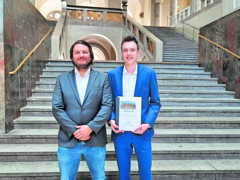  Das Gymnasium Gröbenzell gratuliert seinem diesjährigen Abiturienten Moritz Handtke (Foto mit StR Johannes Waßmer) zum mit 300 Euro dotierten Ersten Abiturpreis 2023 in Politik und Gesellschaft der Deutschen Vereinigung für politische Bildung, Landesverband Bayern. Im Beisein der Schirmherrin des Preises, Landtagspräsidentin Ilse Aigner, sowie einem der Juroren, Prof. Dr. Stefan Rappenglück von der Hochschule für angewandte Wissenschaften in München, fand die Verleihung Anfang Juli statt.