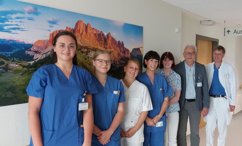 Ende Juni konnte die Station 43 am Klinikum Fürstenfeldbruck nach umfangreichen mehrmonatigen Umbau- und Sanierungsmaßnahmen wieder belegt werden. Zwischen März und Juni 2023 wurde die gesamte Station 43 umfassend modernisiert, um den Patientinnen und Patienten eine moderne und komfortable Ausstattung bieten zu können.