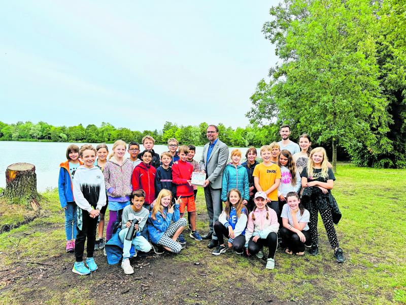 Die Klasse 4b der Grundschule Graßlfing hat Bürgermeister Andreas Magg am Olchinger See eine Spende in Höhe von 477 Euro für die Pflanzung neuer Bäume im Rahmen der Aktion „Seebäume“ überreicht. 