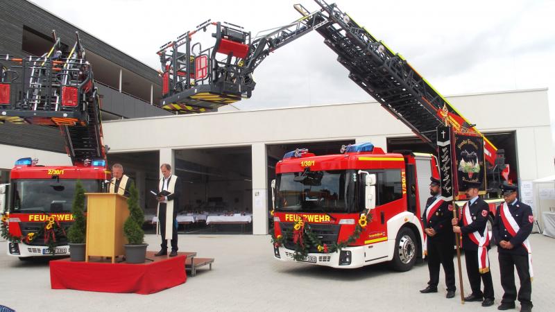 – Bei einem Tag der offenen Tür in der neuen Feuerwache 2 in der Flurstraße war für die Bevölkerung viel Wissenswertes und Spannendes geboten: Fahrzeugausstellung und Hausführungen sowie Übungen und Demonstrationen zu Personenrettung über die Drehleiter, zur Wohnungsbrandbekämpfung und zu Unfällen wie einer Explosion. 