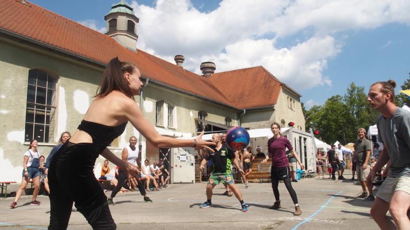 Oberbürgermeister Christian Götz (links) besucht schon seit vielen Jahren begeistert das traditionelle zweitägige Open Air Festival am letzten Juliwochenende auf dem Gelände des Alten Schlachthofs auf der Lände. „Ich finde, das Open Air ist ein perfekter Abschluss des Feste- und Kultursommers vor den Sommerferien, bevor alle in den Urlaub fahren, und zeigt, wie wichtig es ist, die SUBKULTUR als Ankernutzer hier auf dem Schlachthof-Gelände zu haben“, freute sich Götz.