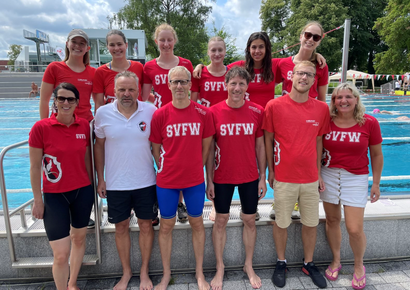 423 Schwimmerinnen und Schwimmer aus 92 Vereinen, davon 72 aus Bayern waren zu den diesjährigen Sommer-Meisterschaften der Masters gemeldet. An 2 Tagen wurden die Meisterinnen und Meister in den Altersklassen 20-90 ermittelt. 