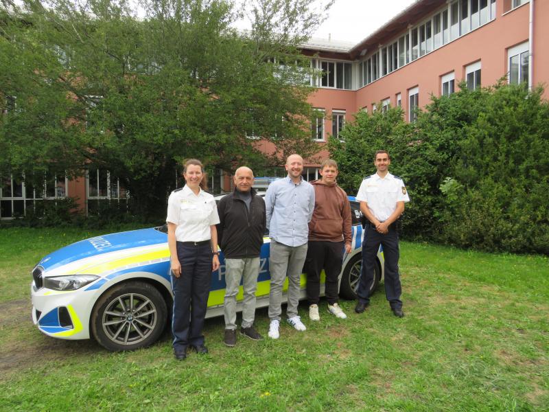 Im Juni dieses Jahrs halfen drei Bürger der Polizeiinspektion Fürstenfeldbruck bei der Klärung eines Diebstahls (Wir berichteten s. Anlage). Die Zeugen konnten zunächst zwei Personen beobachten, die eine Handtasche auf dem Gepäckträger eines abgestellten Fahrrads durchsuchten. Schließlich entwendeten die beiden Männer aus Bruck und Deggendorf offenbar etwas aus der Handtasche.