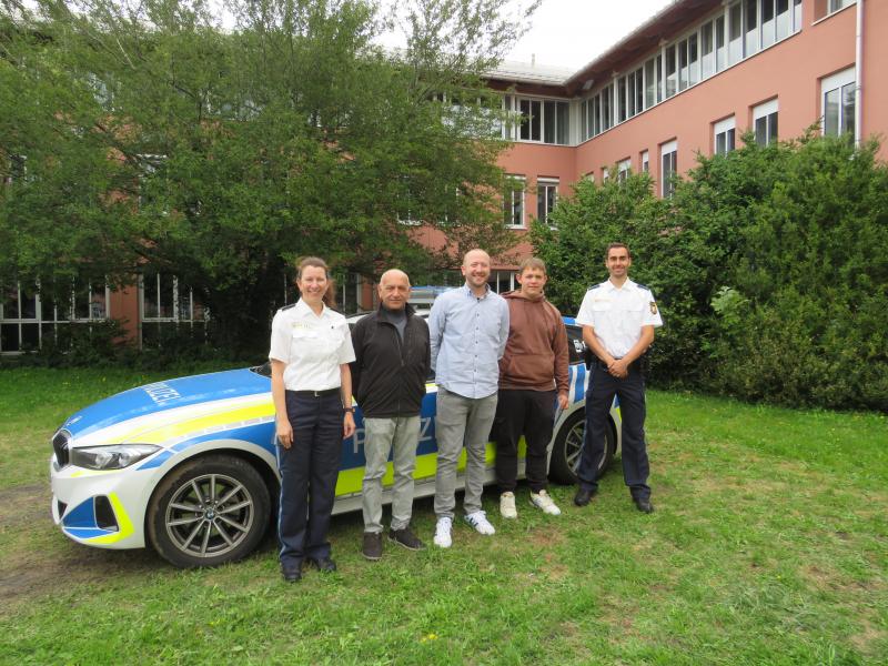 Im Juni dieses Jahrs halfen drei Bürger der Polizeiinspektion Fürstenfeldbruck bei der Klärung eines Diebstahls (Wir berichteten s. Anlage).  Die Zeugen konnten zunächst zwei Personen beobachten, die eine Handtasche auf dem Gepäckträger eines abgestellten Fahrrads durchsuchten. Schließlich entwendeten die beiden Männer aus Bruck und Deggendorf offenbar etwas aus der Handtasche.