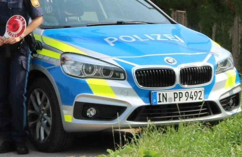  Fürstenfeldbruck - Mittwochabend ist ein 13-jähriger Junge von einem bisher unbekannten Jugendlichen durch Schläge ins Gesicht verletzt worden. Der Täter konnte unerkannt flüchten. Der Schüler war gegen 19:15 Uhr mit einem Freund auf dem Weg zum S-Bahnhof Fürstenfeldbruck, als ihnen auf dem Stockmeierweg zwei Jugendliche entgegenkamen. 