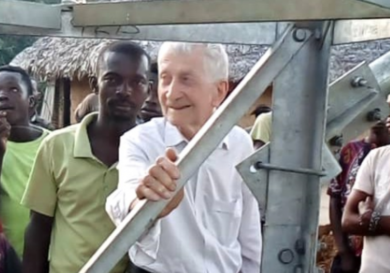Seit nunmehr 44 Jahren arbeitet der ehemalige Olchinger Kaplan und Ehrenbürger Josef Aicher in dem kleinen Dorf Yaloya im kongolesischen Regenwald. Von Anfang an war es schwer miteinander zu kommunizieren. 
