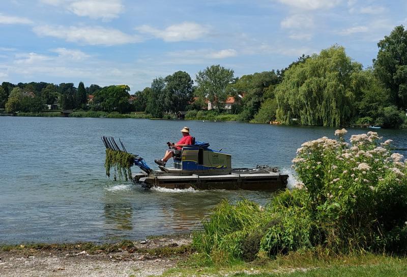  Um den Wasserpflanzen im Weßlinger See Einhalt zu gebieten und den Badegästen das Schwimmen im See wieder angenehmer zu machen, hat die Gemeinde nun ein Mähboot ins Wasser geschickt. An manchen Stellen wucherten die Pflanzen bis knapp unter die Wasseroberfläche, was einige Schwimmer als störend, teils sogar als beängstigend empfunden haben.   