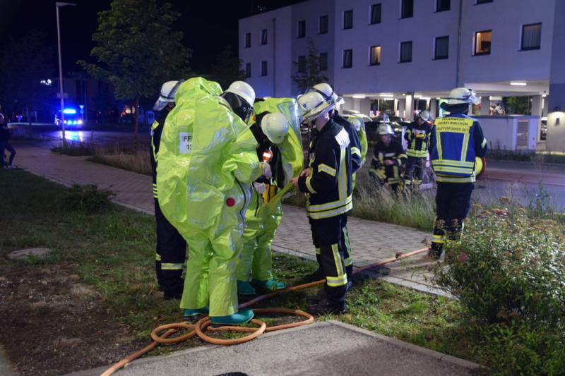 – Am gestrigen Sonntag wurden die Feuerwehr Geiselbullach gegen 22:30 Uhr von einer Firma im Geiselbullacher Gewerbegebiet alarmiert. Von einer Kühlanlage in einem Raum auf dem Dach war Ammoniakgas ausgetreten und hatte die Gefahrenmeldeanlage ausgelöst.