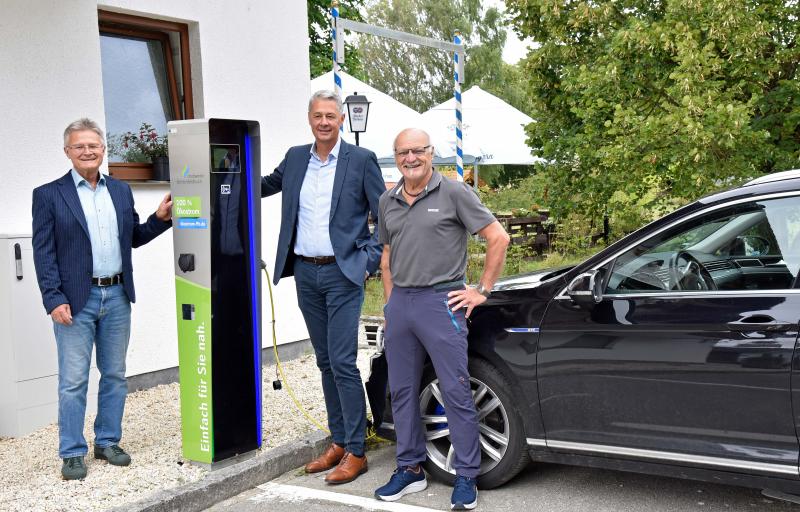 In Kooperation mit den Stadtwerken Fürstenfeldbruck und dem Sportverein hat die Gemeinde Kottgeisering die zweite Elektroladesäule im Ort installiert. Ende Juli nahmen Andreas Folger, Bürgermeister von Kottgeisering, Jan Hoppenstedt, Geschäftsführer der Stadtwerke Fürstenfeldbruck sowie Erich Zimmermann, Vorstandsvertreter des SV Kottgeisering diese in Betrieb.