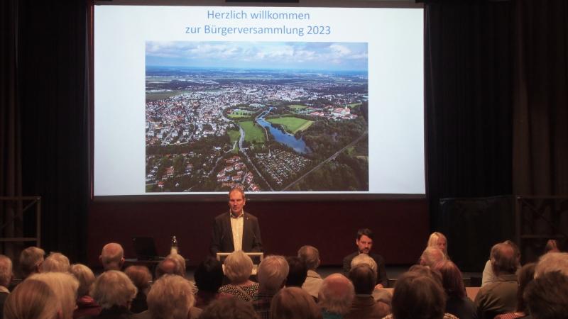 Zur letzten Bürgerversammlung in diesem Jahr für die Gebiete Stadtmitte, Gelbenholzen, Lindach/Neulindach und den Brucker Westen hatte Oberbürgermeister Christian Götz (BBV) alle interessierten Bürger/innen geladen. 