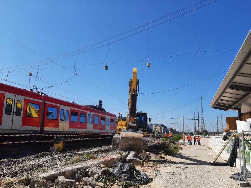 Am Donnerstagmittag (7. September) kam es im Bereich des S-Bahn Haltepunktes Laim bei Bauarbeiten zu einer Beschädigung der Oberleitung, woraufhin der gesamte Zugverkehr zwischen Pasing und Ostbahnhof, zum Hauptbahnhof und auf der S-Bahn-Stammstrecke über mehrere Stunden zum Erliegen kam (s.a. Verkehrsmeldung der Deutschen Bahn AG vom 7. September). 