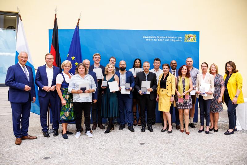 - Bayerns Innenminister Joachim Herrmann hat heute gemeinsam mit Landespolizeipräsident Michael Schwald während einer Feierstunde in München die Medaille für Verdienste um die Innere Sicherheit – kurz Courage Medaille – verliehen. Zwei der Ausgezeichneten kommen aus Eichenau, nämlich Frau Karoline Blau-Kiefer und Herr Igor Axinger. 