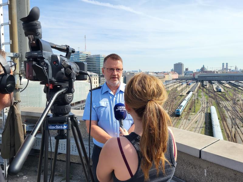 Ab Samstag, 16. September, herrscht in München - diesmal 18 Tage, Ausnahmezustand. Das gilt auch für die Bundespolizei, die zum 188. Oktoberfest wieder Unterstützung aus ganz Deutschland bekommen wird. Die zusätzlichen Beamten werden ihren Dienst vorwiegend im Hauptbahnhof, am Wiesnbahnhof Hackerbrücke sowie der S-Bahn-Stammstrecke aber auch am Ostbahnhof und im Pasinger Bahnhof versehen. 