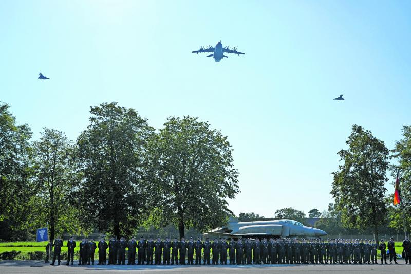 – Mit einem feierlichen Appell im Fliegerhorst hat die Offizierschule der Luftwaffe am 8. September die Absolventen des 122. Offizierlehrgangs der Offizieranwärter des Truppendienstes verabschiedet.