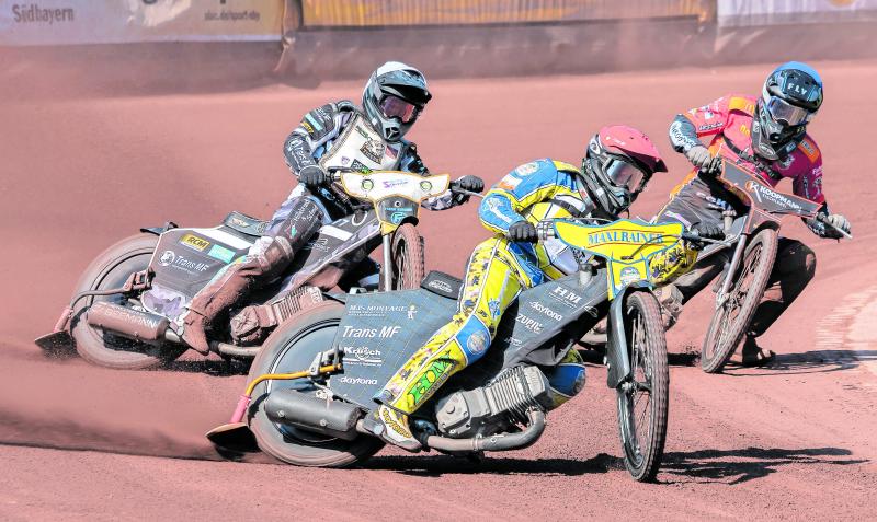 Einen heißen Renntag haben die vier Teams des Speedway Team Cup 2023 hinter sich und die Olchinger schafften den Tagessieg auf der Heimbahn. MSCO-Teamchef Stephan Wunderer trat bei diesem letzten Vorlauf zum diesjährigen Speedway Team Cup mit seiner bewährten Truppe an: Valentin Grobauer, Erik Bachhuber, Patrick Hyjek und Kacper Cymerman punkteten konstant zuverlässig. 