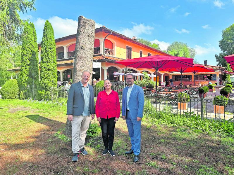 Giuseppe und Claudia Casa mit Bürgermeister Magg vor der Villa Romantica.