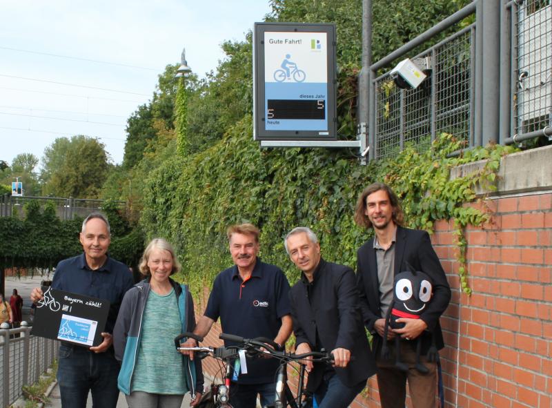 Bei der Einweihung neuen Fahrradzählstelle am Puchheimer Bahnhof (v.l.): Bernhard Niechoj, Katharina Dietel, Edi Knödlseder, Norbert Seidl und Christoph Knauf mit Maskottchen Edgar.