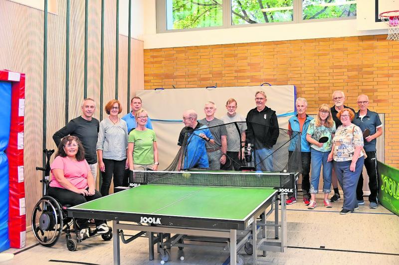 Bei der Übergabe der Tischtennis-Ballmaschine an den FC Puchheim.