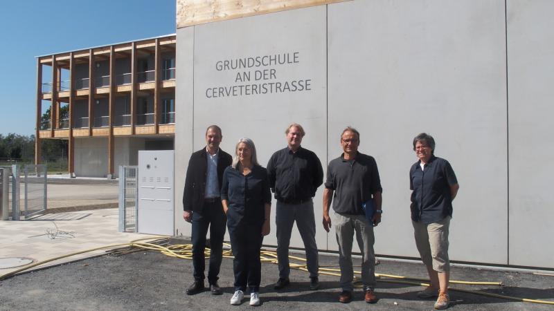 – Nach fast zweijähriger Bauzeit kann die neue Grundschule West II, Cerveteristraße 6b, jetzt zum Schulanfang bezogen werden. Einen kleinen Vorab-Rundgang zum Ende der Sommerferien unternahm Oberbürgermeister Christian Götz u.a. mit Michael Maurer, der für die städtischen Schulen zuständige Amtsleiter, einer Delegation von Bauamtsmitarbeitern wie Markus Reize und Barbara Spierer sowie Sabine Wildmann (Social Media der Stadt) und den beiden Architektinnen Delia Lutz und Claudia Uhl.