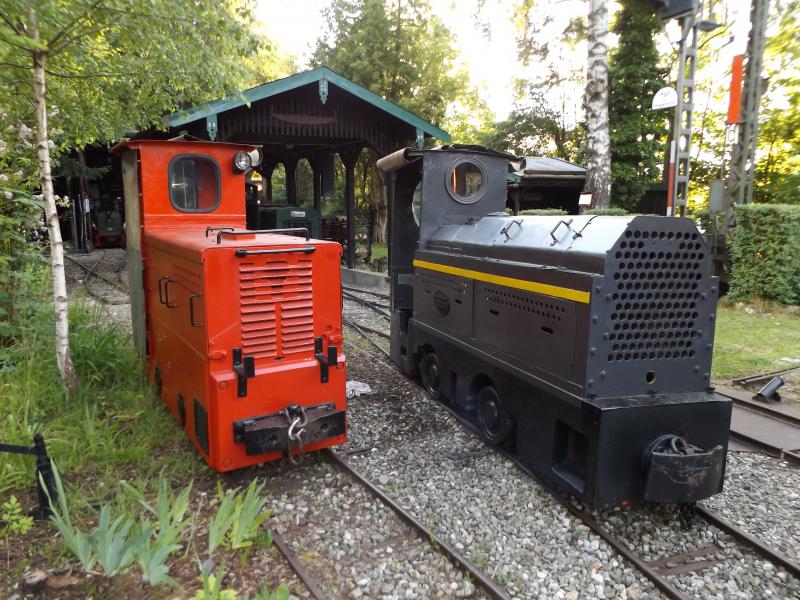 - Die dritte Veranstaltung am 8. Oktober 2023 von 10 bis 17 Uhr im Feldbahnmuseum Fürstenfeldbruck am Bahnhof Fürstenfeldbruck steht wieder unter dem beliebten Motto Kohle Bergbau in Oberbayern. Ein Thema was vielen Bevölkerungsschichten nicht mehr alltäglich ist. Präsentiert wird eine umfangreiche Bilderausstellung der oberbayerischen Pechkohlenbergwerke, Bergwerksuniformen, Geleucht und Arbeitsgeräte der Bergwerksknappen.