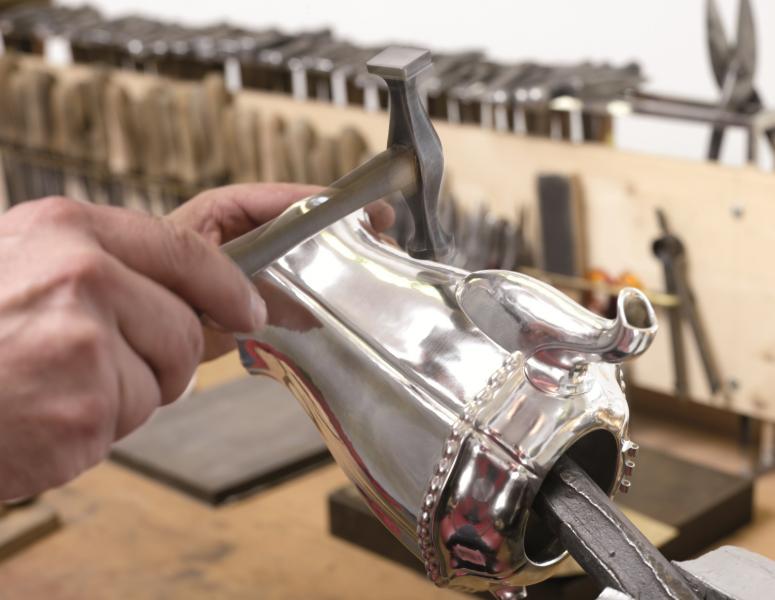 Die Galvanotechnik bzw. Oberflächentechnik ist eine Form der Beschichtung von Oberflächen mit unterschiedlichen edleren Metallen. Das Ziel des Galvanisierens kann im Hinblick auf unterschiedliche Produkte variieren. So soll es zum Schutz des Produktes vor beispielsweise Korrosion führen. Die optische Aufwertung des Produktes in Form glänzenden Oberflächen bzw. optisch ansprechenden Oberflächen soll erfolgen. Die Funktionalität kann verbessert bzw. optimiert werden.