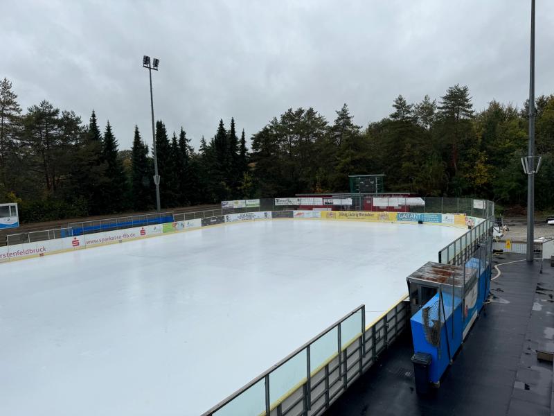 - Niedrige Außentemperaturen und kalte Nächte ermöglichen jetzt die Eisaufbereitung im Stadion der AmperOase. Am Montag, 30. Oktober 2023, ist geplant, die Eisfläche für den Publikumslauf und für die Vereine freizugeben. Die Schlittschuhsaison soll – passende Wetterbedingungen vorausgesetzt – bis Anfang März 2024 dauern.