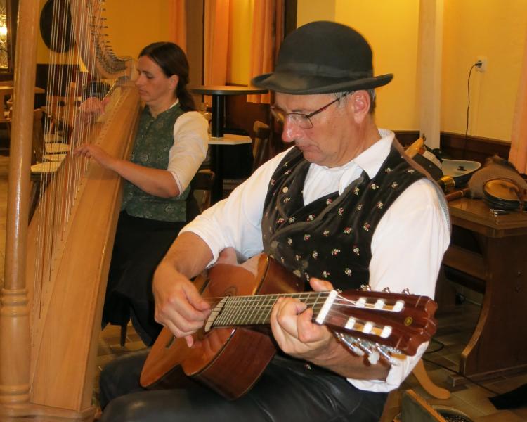 Über 120 Besucherinnen und Besucher erlebten am Sonntagabend (22.10.2023) im Gasthof zur Post in Mittelstetten ein Feuerwerk an Musik und Humor. Die Dorfbelebung hatte Monika Walch und Franz Oberauer aus Mammendorf zum humoristischen Wirtshausabend eingeladen. 