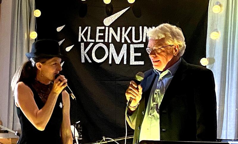 Das Experiment des ersten „Kleinkunst-Komet“ sei geglückt, freut sich Oliver Kübrich. Er lud in Kooperation mit Anja Pohl kreative Menschen aus den Bereichen Musik, Kabarett, Tanz, Poetry-Slam sowie Humor in den voll besetzten Schlögl-Hof nach Gilching ein. Eine Fortsetzung ist bereits in Planung.      