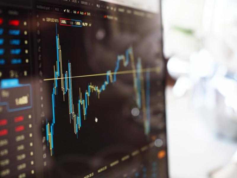 In der Welt des Tradings eröffnet die richtige Strategie den Weg zum Erfolg. Besonders für Einsteiger kann das Navigieren durch unzählige Methoden schwierig sein. Dieser Artikel zielt darauf ab, Licht ins Dunkel zu bringen, indem er sorgfältig ausgewählte Strategien präsentiert, die besonders für Anfänger geeignet sind. Das Ziel ist es, einen sicheren Start in den spannenden Bereich des Handels an der Börse zu ermöglichen.