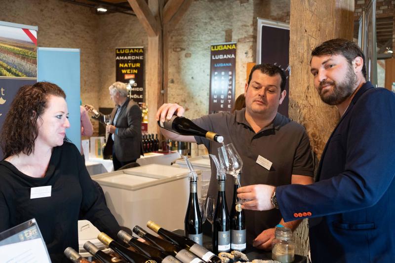 Nach einem gelungenen Auftakt vergangenes Jahr öffnet die Vinessio Weinmesse im Veranstaltungsforum Fürstenfeld zum zweiten Mal ihre Tore für Weinbegeisterte. Am Freitag, 17. und Samstag, 18. November (Achtung: wegen des „stillen Tags“ am Volkstrauertag ist heuer Freitag statt Sonntag Messe-Tag) warten in der Tenne viele edle Tropfen auf die Besucher