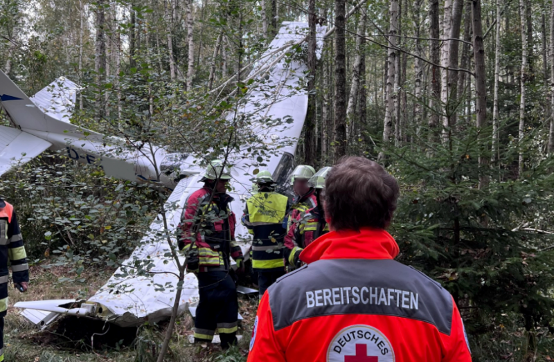 - Eine mit zwei Personen besetzte Cessna 172S, im Anflug auf den Flugplatz Jesenwang, führte am letzten Mittwoch gegen halb drei Uhr nachmittags eine Notlandung in einem Mischwaldstück westlich des Flugplatzes aus. Beide Insassen konnten die einmotorige Maschine leicht verletzt verlassen. Vorsorglich wurden beide in eine nahe Klinik verbracht. Das verunfallte Kleinflugzeug wurde durch die Feuerwehr abgesichert und austretender Treibstoff aufgefangen.