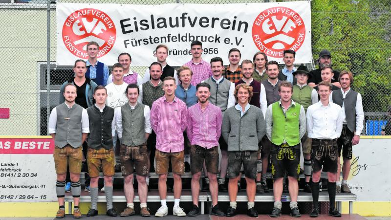 – Der EV Fürstenfeldbruck hat im Oktober die Eröffnung der neuen Eishockeysaison gefeiert. Der EVF präsentierte seine Mannschaften von der U7 über die U20, die 1b und mehrere Hobbymannschaften bis zur „Ersten“. Die startet am 20. Oktober in die neue Landesligasaison.