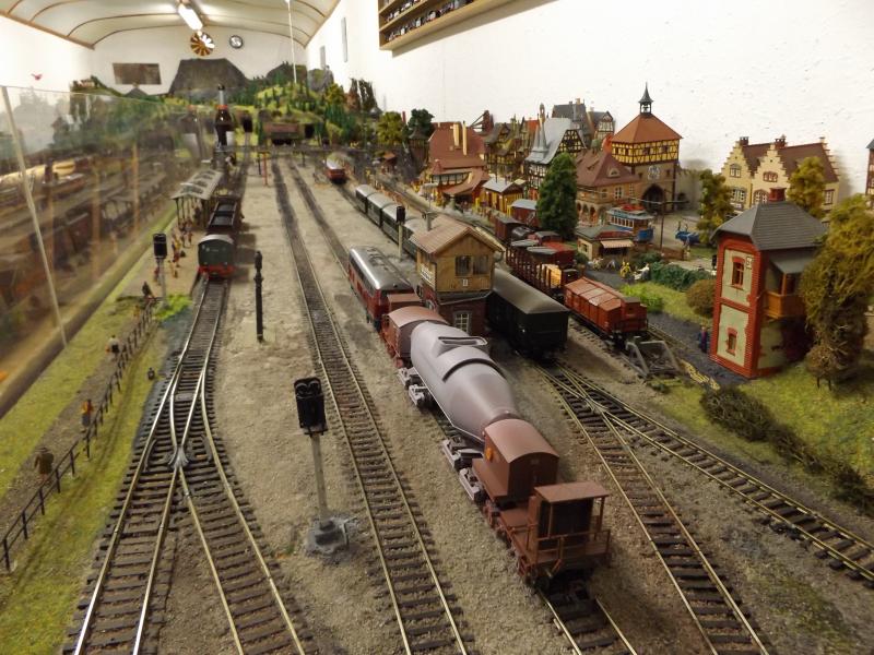 An den Adventsonntagen 3., 10. und 17. Dezember 2023, jeweils von 10 bis 12 Uhr, finden in den Wagen 1, 2 und 3  des Feldbahnmuseums am Bahnhof in Fürstenfeldbruck die traditionellen Advent- Modelleisenbahnvorführungen statt. Im Wagen 2 werden die Besucher über den Neubau einer Nebenbahnanlage der Staudenbahn informiert. Auch hier ist bereits Fahrbetrieb