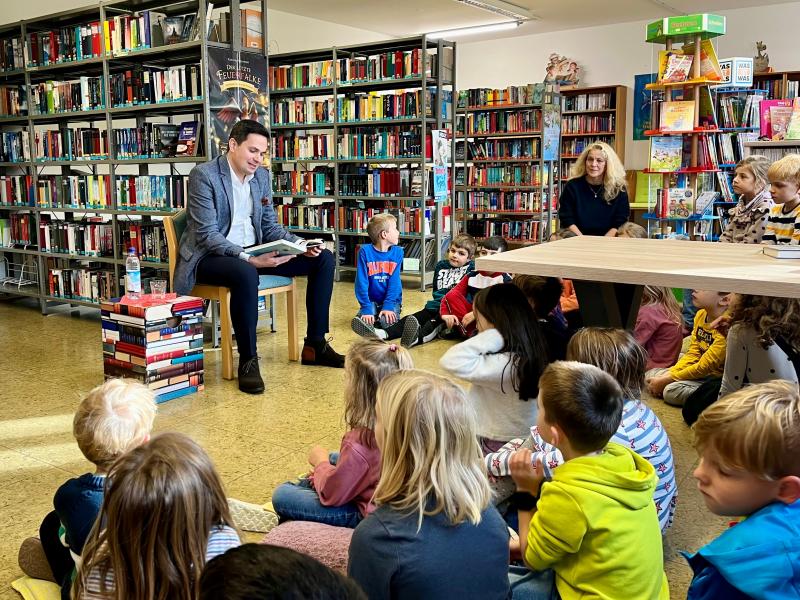 Den bundesweiten Vorlesetag nahmen Bürgermeister Emanuel Staffler und Schulleiter Markus Istenes zum Anlass, die Erstklässler der Türkenfelder Grund- und Mittelschule zu einer Vorlesestunde in die Gemeindebücherei einzuladen. 