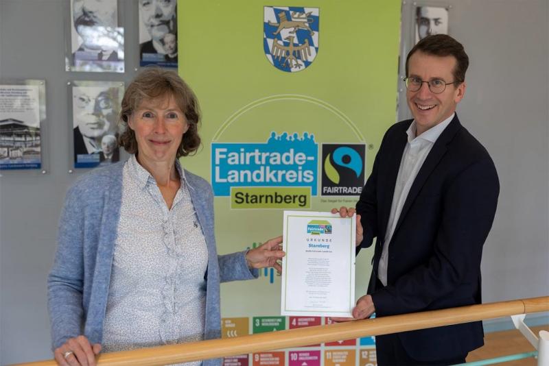 Der Landkreis Starnberg darf sich auch weiterhin „Fairtrade-Town“ nennen. Da hat der zuständige Verein TransFair e.V. bestätigt. Landrat Stefan Frey freut sich über die erneute Auszeichnung: „Die Unterstützung des fairen Handels ist uns wichtig. Auf diese Weise unterstützen wir als kleiner Teil eines größeren Räderwerks diejenigen ein Stück weit, die zu fairen Bedingungen produzieren und wirtschaften.“