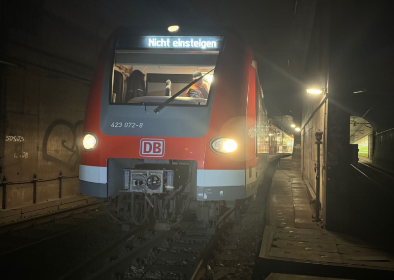 - In den frühen Morgenstunden des Donnerstags (23. November) entgleiste im S-Bahn-Stammstreckentunnel zwischen Isartorplatz und Rosenheimer Platz ein Drehgestell einer S-Bahn. Es kam zu keinem Personenschaden, jedoch zu erheblichem Sachschaden mit Behinderungen im S-Bahnverkehr.